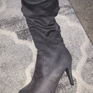Dream Pairs Platform Boots - Size